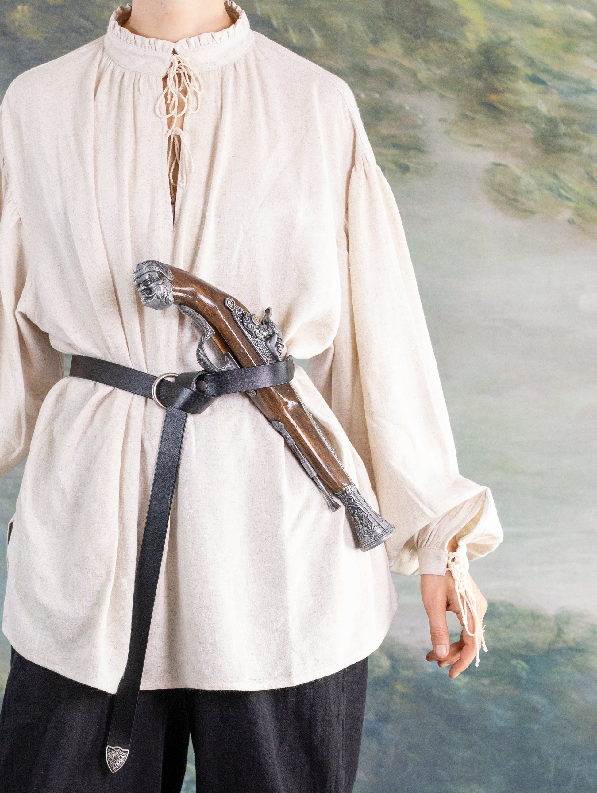 Borgia Shirt with loose linen fabric and vintage style, featuring gathered neckline and billowy sleeves.